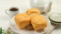Roti bluder merupakan jenis roti manis klasik yang dibuat dengan resep kuno Belanda pada abad ke-19. Kata bluder merupakan serapan dari bahasa Belanda broeder yang berarti saudara. Foto: Getty Images/Rudi Kurnia Putra