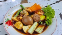 Selat Solo merupakan hidangan utama yang bahan dasarnya daging. Hidangan ini mirip bistik dari Eropa. Menilik asal muasal makanan ini merupakan peninggalan Belanda, karena penampilannya yang mirip dengan bistik tersebut. Foto: Getty Images/Rudi Kurnia Putra