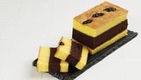 Spikoe atau kue lapis Surabaya dulunya biasa disajikan untuk para bangsawan Belanda. Digunakan sebagai hidangan pelengkap saat perjamuan minum teh. Kue lapis yang terdiri dari 2 layer ini di tengahnya biasanya berisikan selai buah, kismis, dan buah kering lainnya. Foto: Getty Images/Rudi Kurnia Putra