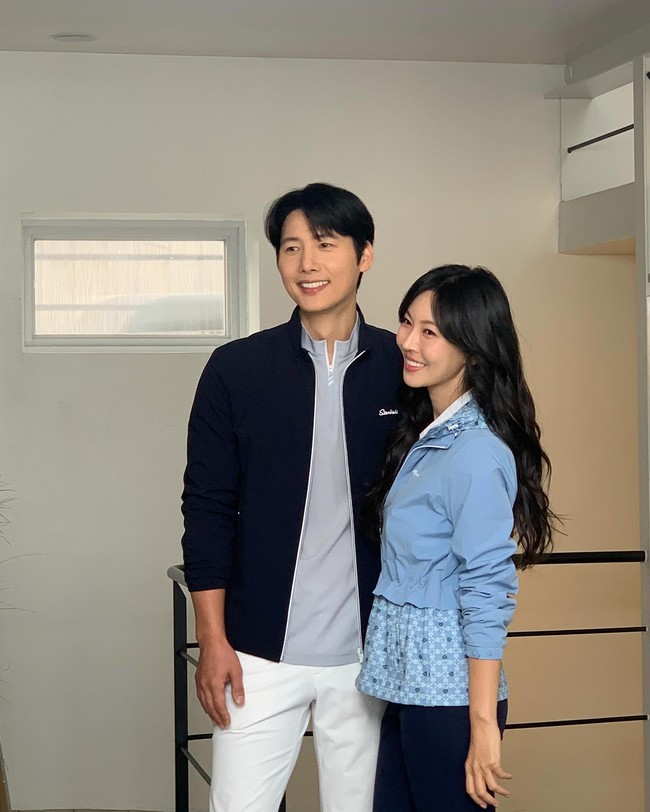 Lee Sang Woo dan Kim So Yeon adalah satu dari sedikit pasangan Korea yang sering menampilkan kemesraan di publik. Suami istri yang berprofesi sebagai aktor itu juga bikin gemas karena visualnya.Foto: Instagram