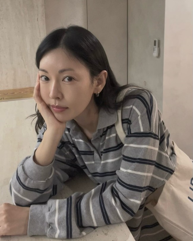 “Aku belum pernah melihat wajahnya tanpa riasan di dalam mobil, ujarnya. Dia selalu memakai sesuatu untuk menutupi wajahnya—bahkan saat hujan. Karena sering terpapar sinar matahari saat pemotretan, dia berusaha sebisa mungkin menghindari sinar matahari dalam kesehariannya,” ujarnya. Foto: Instagram