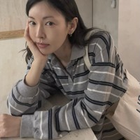 “Aku belum pernah melihat wajahnya tanpa riasan di dalam mobil, ujarnya. Dia selalu memakai sesuatu untuk menutupi wajahnya—bahkan saat hujan. Karena sering terpapar sinar matahari saat pemotretan, dia berusaha sebisa mungkin menghindari sinar matahari dalam kesehariannya,” ujarnya. Foto: Instagram