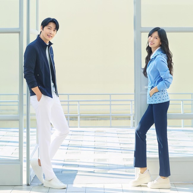 Sebelum keluar rumah, Lee Sang Woo menyemprotkan mist ke wajahnya, diikuti dengan pengaplikasian produk perawatan kulit lain. Hal lain yang dipelajari aktor itu dari istrinya adalah tidak pernah meninggalkan rumah tanpa proteksi wajah. Foto: Instagram