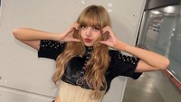Lisa BLACKPINK mengumumkan soal film pendek itu di YouTube, dilihat pada Rabu (13/8/2025). Trailer-nya sudah dirilis berdurasi di bawah 1 menit yang menampilkan vibe patah hati yang kuat banget. (Foto: dok Instagram lalalalisa_m)
