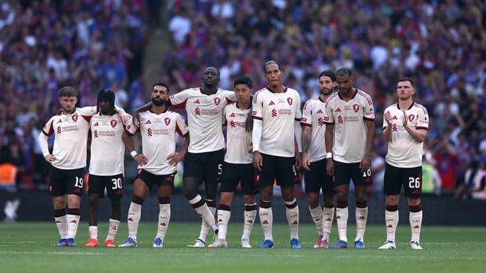 Soccer Football - FA Community Shield - Crystal Palace v Liverpool - Wembley Stadium, London, Britain - August 10, 2025 Liverpool players look on as Mohamed Salah misses a penalty during the penalty shootout REUTERS/Toby Melville