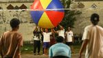 Lomba Voli Bola Raksasa Meriahkan Agustusan di Banyuwangi