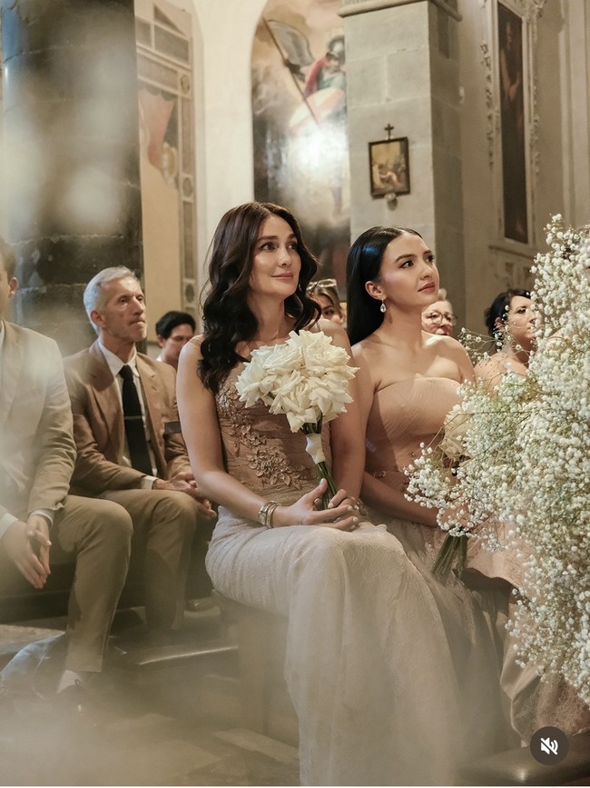 Luna Maya kembali membagikan foto-foto saat dirinya dan Raline Shah menjadi bridesmaid di pernikahan Millane Fernandez pada 8 Agustus 2025 di Italia. Keduanya tampil anggun memukau kenakan seragam bridesmaid bernuansa nude. Foto: Instagram/@lunamaya