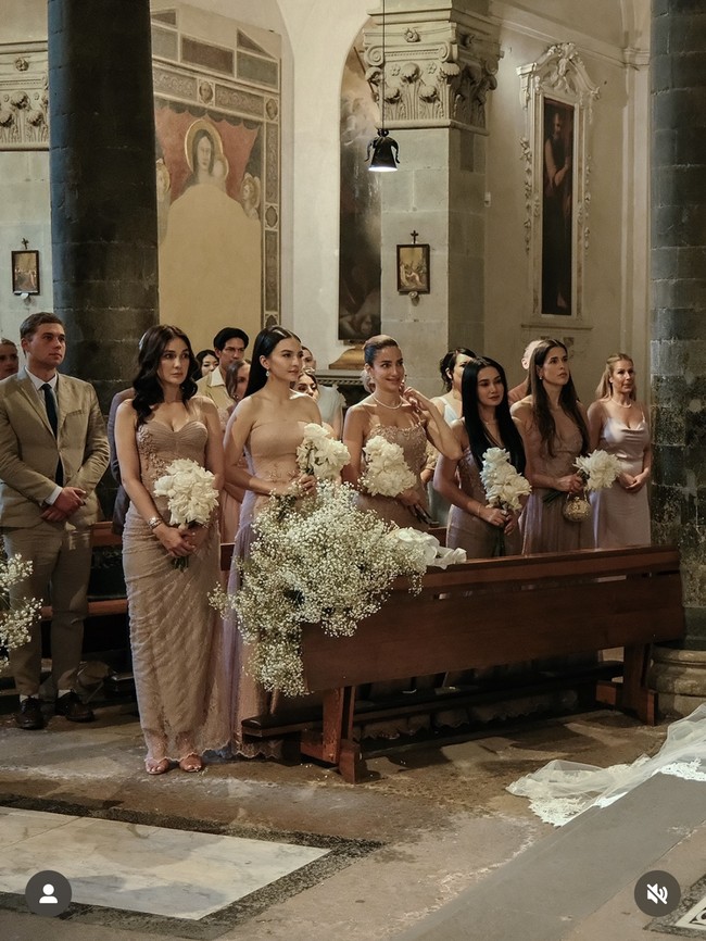 Luna memilih nuansa nude champagne dengan detail renda floral 3D, sementara Raline mengenakan blush pink dengan potongan bustier yang clean dan anggun. Foto: Instagram/@lunamaya