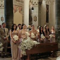 Luna memilih nuansa nude champagne dengan detail renda floral 3D, sementara Raline mengenakan blush pink dengan potongan bustier yang clean dan anggun. Foto: Instagram/@lunamaya