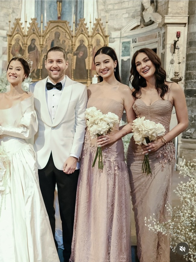 Keduanya juga membawa buket bunga putih. Luna Maya dan Raline Shah terlihat memesona, anggun, dan memancarkan kecantikan yang memukau di momen spesial tersebut. Foto: Instagram/@lunamaya