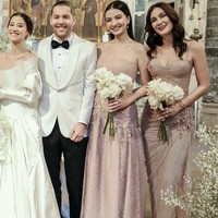 Keduanya juga membawa buket bunga putih. Luna Maya dan Raline Shah terlihat memesona, anggun, dan memancarkan kecantikan yang memukau di momen spesial tersebut. Foto: Instagram/@lunamaya