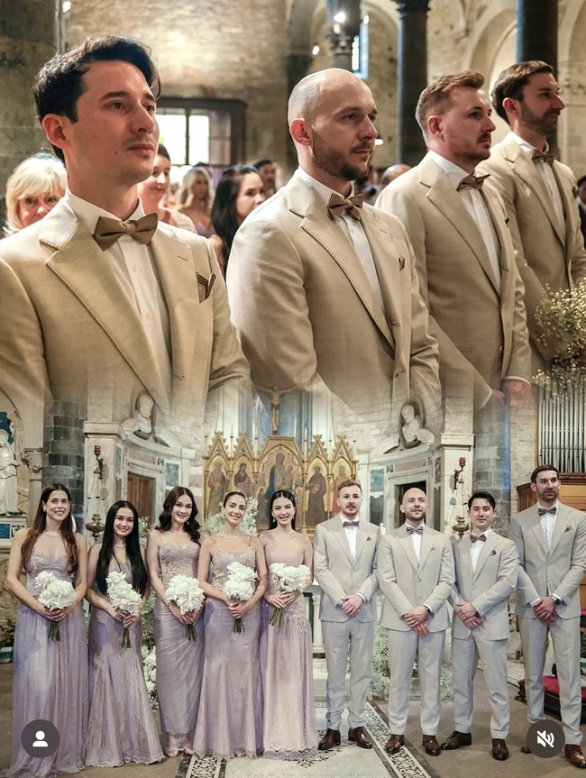 Gaun Raline dan Luna mengusung model tanpa lengan yang menonjolkan bahu indah mereka. Siluetnya memeluk tubuh dengan pas, memberi kesan ramping namun tetap elegan. Sementara para groomsman tampak mengenakan setelan jas berwarna coklat muda, lengkap dengan dasi kupu-kupu. Foto: Instagram/@lunamaya