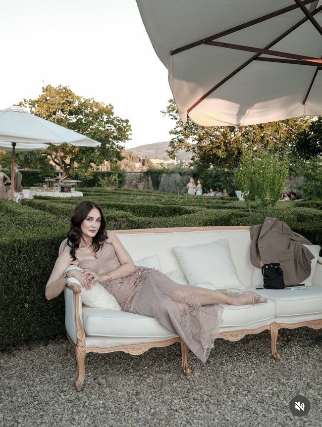 Dengan belahan samping yang cukup tinggi, gaun Lina memberikan kesan seksi namun tetap tak berlebihan. Foto: Instagram/@lunamaya