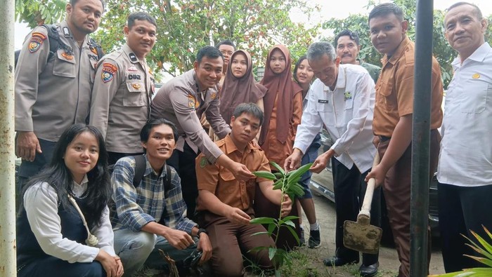 Mahasiswa dan pelajar SMA di Pekanbaru, Riau, berikrar menjadi sahabat bumi dan penjaga lingkungan, Rabu (13/8/2025).