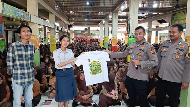 Mahasiswa dan pelajar SMA di Pekanbaru, Riau, berikrar menjadi sahabat bumi dan penjaga lingkungan, Rabu (13/8/2025).