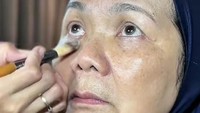 Viral! Wanita 64 Tahun Berubah Drastis Berkat Makeup, Bikin Melongo