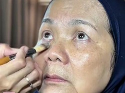 Viral! Wanita 64 Tahun Berubah Drastis Berkat Makeup, Bikin Melongo Viral! Wanita 64 Tahun Berubah Drastis Berkat Makeup, Bikin Melongo