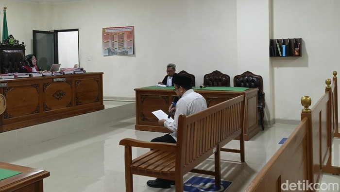Mantan Kepala Perpustakan UIN Alauddin, Andi Ibrahim, saat membacakan nota pembelaannya dalam sidang kasus sindikat uang palsu di PN Sungguminasa, Gowa.