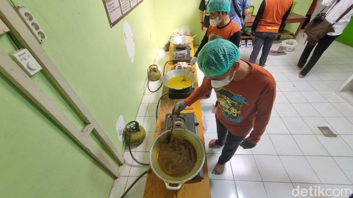 Proses pembuatan rempah-rempah jadi jamu di Masjid Al-Kautsar di Bintaran Kulon, Srimulyo, Piyungan, Bantul, Rabu (13/8/2025).