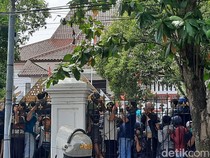 Demo Pati Memanas, Massa Panjat Gedung DPRD Desak Bupati Mundur