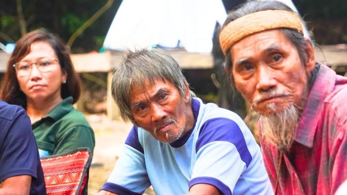 Linda Novita Ding (Kacamata) bersama Masyarakat Adat Punan Batu Benau Sajau