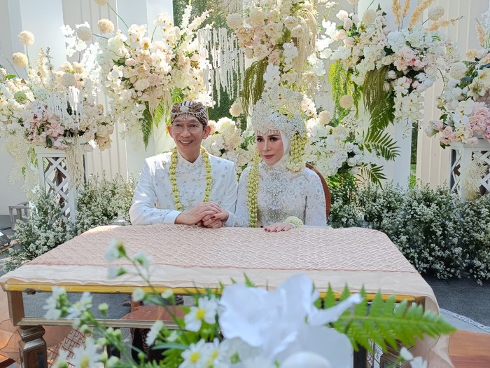 Melly Goeslaw & Anto Hoed merayakan ulang tahun pernikahan ke-30 dengan cara unik: nikah lagi. Dia juga menggelar nikah massal buat 10 pasangan.
