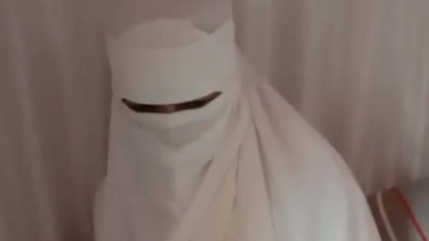 Mempelai wanita bercadar di Pinrang yang ternayata laki-laki.