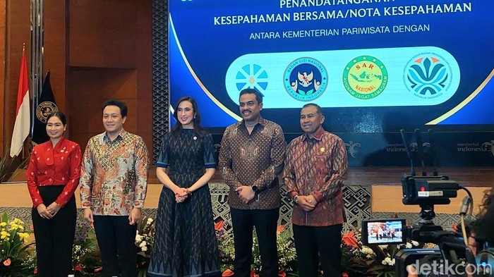 Menpar Widiyanti Putri Wardhana meneken kerja sama dengan sejumlah kementerian dan lembaga lain demi mewujudkan pariwisata berkelanjutan.