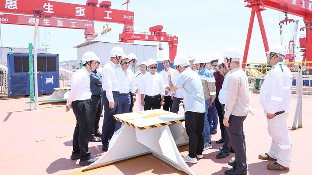 Menteri ESDM Bahlil Lahadalia meninjau pengembangan Fasilitas LNG Terapung di China. (Dok: ESDM)