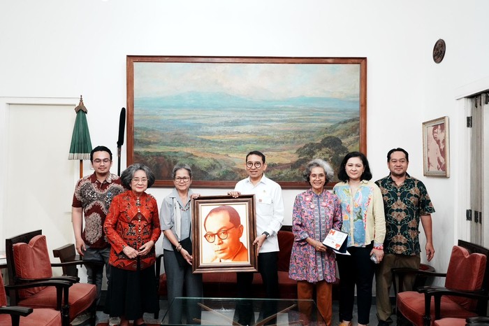 Menteri Kebudayaan, Fadli Zon, melakukan kunjungan ke rumah bersejarah yang dahulu didiami oleh Muhammad Hatta, atau yang akrab disebut Bung Hatta, di kawasan Menteng, Jakarta Pusat.
