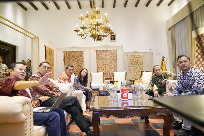 Menteri Kebudayaan RI Fadli Zon menerima audiensi dari Tim Muhibah Angklung di Museum Nasional Indonesia.