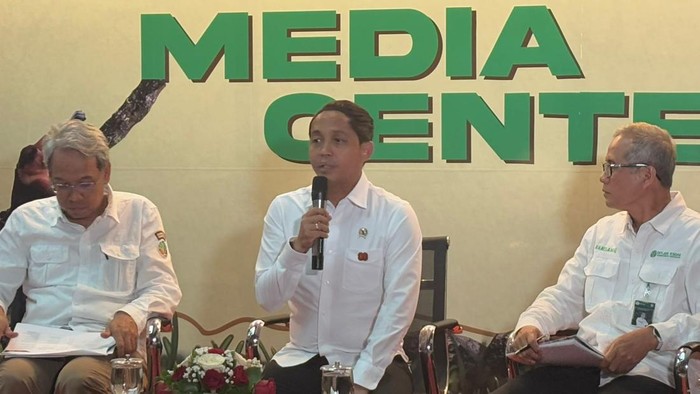 Menteri Kehutanan Raja Juli Antoni (tengah)