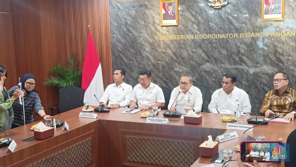 Menteri Koordinator Bidang Pangan Zulkifli Hasan di Graha Mandiri, Rabu (13/8/2025). (CNBC Indonesia/Ferry Sandi)