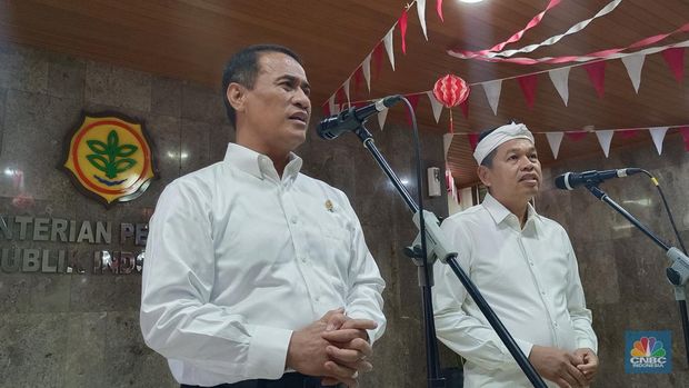 Menteri Pertanian (Mentan) Amran Sulaiman, bersama Gubernur Jawa Barat Dedi Mulyadi saat konferensi pers di kantor Kementan, Jakarta, Rabu (13/8/2025). (CNBC Indonesia/Martyasari Rizky)