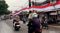 Pemasangan kain merah putih ini merupakan kepedulian masyarakat terhadap nilai-nilai kebangsaan. 