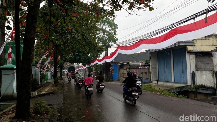 Merah putih terbentang di Solokanjeruk, Kabupaten Bandung.