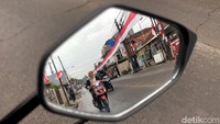 Banyak pengendara yang melintas merasa bangga melihat simbol kebanggaan bangsa ini.