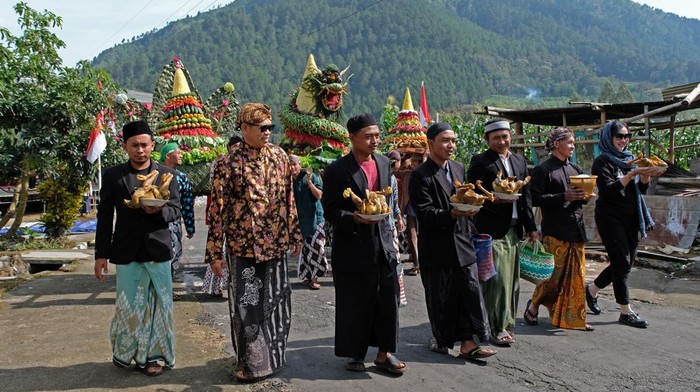 Meriah, Warga Gelar Saparan dan Doa Kemerdekaan di Lereng Andhong Warga mengusung gunungan hasil bumi saat tradisi Saparan dan doa kemerdekaan di lereng Gunung Andhong, Dusun Mantran, Girirejo, Ngablak, Magelang, Jawa Tengah, Rabu (13/8/2025). Tradisi Saparan atau Merti Dusun yang bertepatan dengan bulan kemerdekaan RI tersebut sebagai wujud syukur kepada Tuhan YME sekaligus untuk mendoakan arwah para pahlawan kemerdekaan Indonesia. ANTARA FOTO/Anis Efizudin
