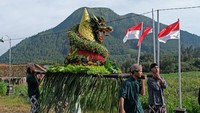 Prosesi dimulai dengan arak-arakan gunungan hasil bumi yang diusung warga mengelilingi dusun. Tak ketinggalan, nasi tumpeng dan ingkung ayam dibawa sebagai simbol rasa syukur atas limpahan rezeki. Setelah itu, warga berkumpul untuk memanjatkan doa bersama, mendoakan para pahlawan bangsa serta keselamatan desa. ANTARA FOTO/Anis Efizudin