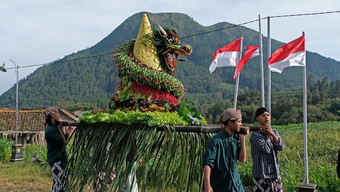 Warga mengusung gunungan hasil bumi saat tradisi Saparan dan doa kemerdekaan di lereng Gunung Andhong, Dusun Mantran, Girirejo, Ngablak, Magelang, Jawa Tengah, Rabu (13/8/2025). Tradisi Saparan atau Merti Dusun yang bertepatan dengan bulan kemerdekaan RI tersebut sebagai wujud syukur kepada Tuhan YME sekaligus untuk mendoakan arwah para pahlawan kemerdekaan Indonesia. ANTARA FOTO/Anis Efizudin