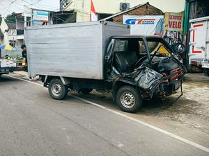 Kronologi 2 Mobil Boks Adu Banteng di Ciputat Bikin Sopir Terjepit