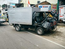 Sopir Mobil Boks Adu Banteng di Ciputat Alami Luka-luka