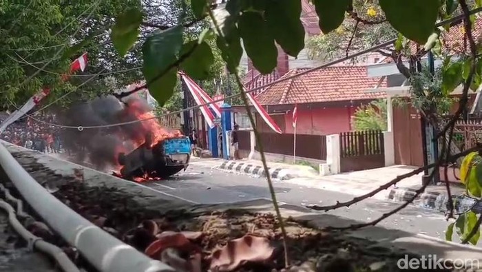 Mobil polisi dibakar massa demo Bupati Pati saat ricuh, Rabu (13/8/2025)