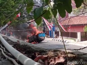 Mobil Polisi Dibakar di Demo Bupati Pati, 11 Orang Ditangkap