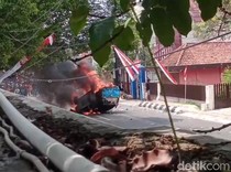 1 Mobil Polisi Dibakar Massa Demo Bupati Pati