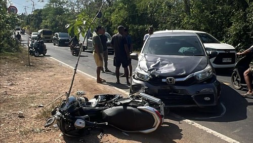 Mobil yang dikendarai oleh WNA Rusia menabrak seorang pemotor di Jalan Uluwatu, Jimbaran, Kuta Selatan. Rabu (13/8/2025). (dok. Polsek Kuta Selatan)
