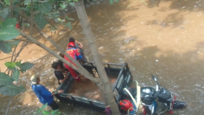 Motor roda tiga nyemplung di Kali Bekasi dievakuasi damkar