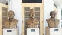Munasprok buka Setiap Selasa - Minggu Pukul 08.00 - 16.00 WIB. Khusus hari jumat, museum buka hingga pukul 16.30 WIB.  Harga tiket ke Museum Perumusan Naskah Proklamasi murah kok, hanya Rp 5.000 per orang. Kamu bisa membeli tikernya langsung di museum saat kedatangan.  