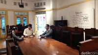Kemudian bergeser ke ruang makan, terdapat diorama tiga tokoh sedang berdiskusi dan menuliskan naskah proklamasi di meja makan.
