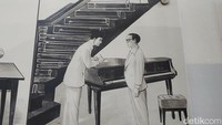 Setelah diketik, naskah pun ditandatangani Bung Karno dan Bung Hatta.